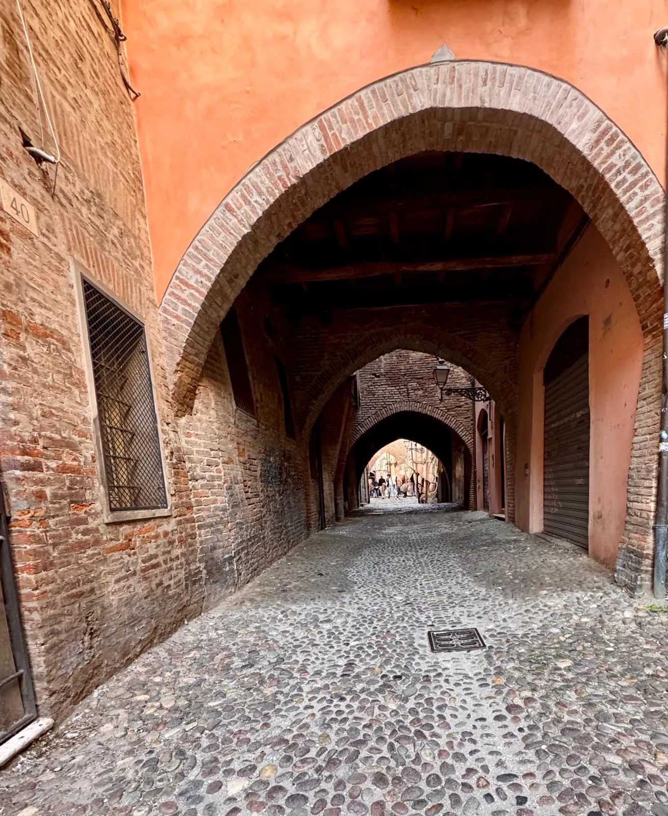 Via delle Volte: una strada stretta in ciottoli che passa sotto una serie di archi in mattoni.