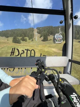 View from inside the Telemix cabin: the Triride’s handlebar in the foreground, the meadows and other cabins outside.