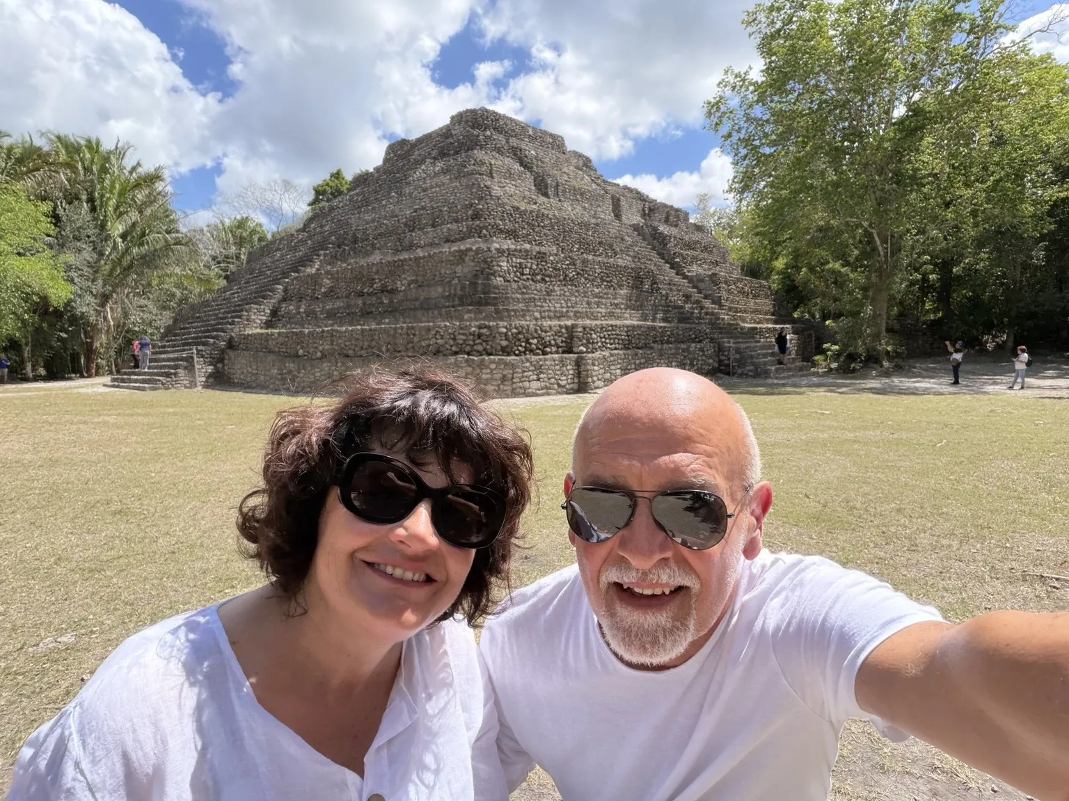 Anna and her companion smiling in a selfie; behind them, the pyramid.