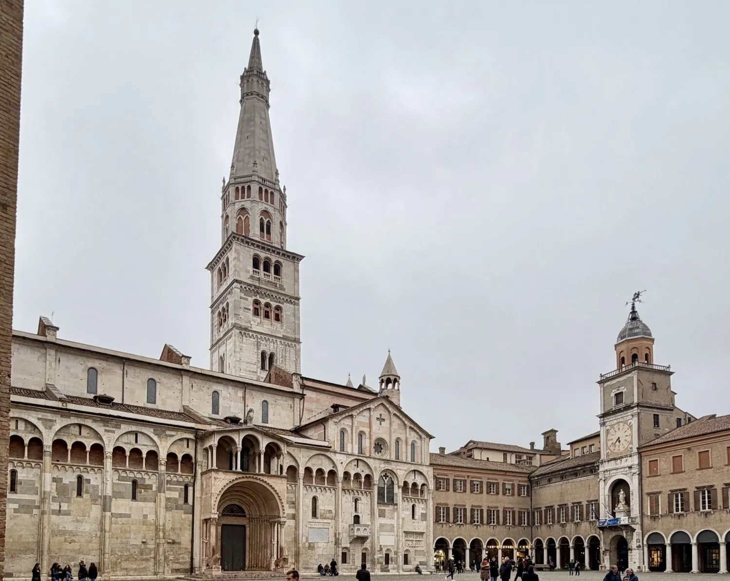 Piazza Grande a Modena: la torre Ghirlandina, il fianco del Duomo con le sue logge e il palazzo comunale con la torre dell’orologio.